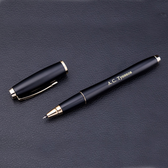 Ручка в подарочном футляре Parker Muted Black Ручка в подарочном футляре Parker Muted BlackИменной подарок<br>Хочешь, чтобы твой подарок запомнился? Персонализируй его! Ты можешь написать что угодно: <br>официальное обращение, забавное прозвище, понятное только вам, или просто приятные пожелания. <br><br>В чём плюсы:<br> Сделать персональную ручку очень легко - тебе нужно вписать имя получателя в специальное поле<br>выше и оформить заказ.<br> В наборе ручка-роллер или перьевая ручка (на выбор) и подарочный футляр.<br> Ручка-роллер пишет черным цветом (стержень идет в комплекте).<br> Обе ручки имеют съемный колпачок.<br> Благо...<br><br>Вес г: 79