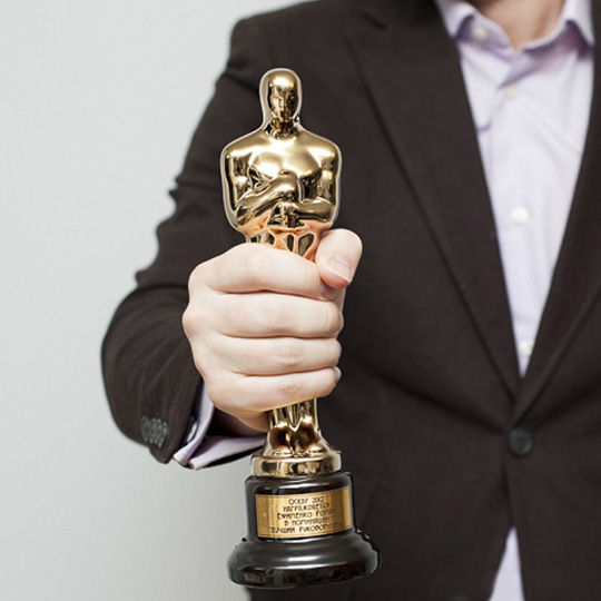 Cтатуэтка Oscar Cтатуэтка OscarИменной подарок<br>Ну кто же из нас не мечтает прославиться. Некоторые настолько жаждут славы, что репетируют в душе благодарственную речь для премии “Оскар”. Так почему бы не воплотить мечту в реальность? Закажи к подарок вот такую персонализированную статуэтку - все серьезно и по настоящему! Не забудь вписать повод вручения, например, “Лучший режиссер клипов в Instagram” или “Звезда моей личной жизни”. <br>В чём плюсы:<br> Сделать персональную статуэтку очень легко - заполни поля выше,...<br><br>Вес г: 439