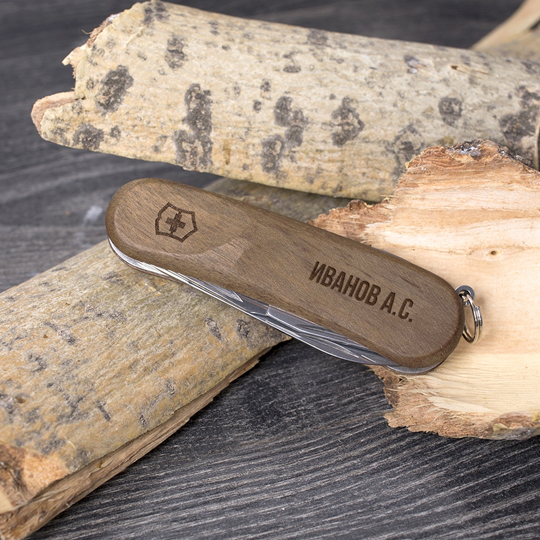 Нож швейцарский Victorinox Нож швейцарский VictorinoxСувениры с гравировкой<br>Чем славится Швейцария? Конечно, банками, часами, сыром и армейскими ножами! Швейцарский нож Victorinox EvoWood 10 незаменимый помощник в путешествии или на природе!<br><br>В чём плюсы:<br> Сделать персональный подарок очень легко - тебе нужно вписать имя получателя в специальное поле выше и оформить заказ. <br> Включает в себя 11 инструментов:<br>- лезвие<br>- открывалку для консервных банок с отвёрткой (0,3 см)<br>- открывалку для бутылок, плоскую отвёртку с системой блокировки<br>- приспособление для зачистки п...<br>