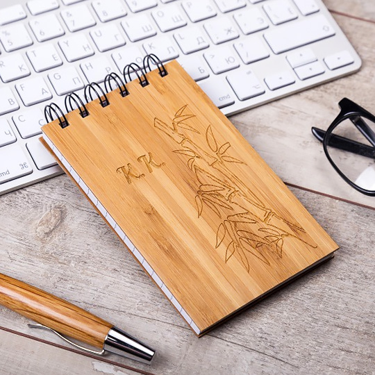 Блокнот Bamboo Блокнот BambooЕжедневники и блокноты<br>Хочешь, чтобы твой подарок был особенным и запомнился? Персонализируй его! Ты можешь написать что угодно: официальное обращение, забавное прозвище или фразу, понятную только вам, а также просто приятные и добрые пожелания. <br>В чём плюсы:<br> Сделать персональную тетрадь очень легко - тебе нужно вписать имя получателя в специальное поле выше и оформить заказ.<br> В блокноте все листы в линейку.<br> Приятная на ощупь мелованная бумага.<br> Страницы скреплены пружиной, их удобно перелистывать. <br> Оригинальная о...<br>