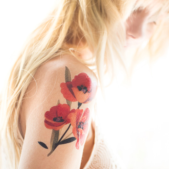 Татуировка переводная Sasha Unisex Poppies Татуировка переводная Sasha Unisex PoppiesПереводные татуировки<br>Sasha Unisex - создатель уникального стиля акварельной татуировки. Входит в TOP-10 лучших тату-художников в мире.<br>Теперь ты можешь примерить её замечательные тату на себе.<br><br><br>В чём плюсы:<br> В упаковке одна переводная татуировка и инструкция на русском и английском языках.<br> Эскиз каждой татуировки рисуется акварелью, после чего по уникальной технологии переносится на специальную основу.<br> Тату будет держаться до 10 дней, в зависимости от места её нанесения.<br> Выполнены из материалов, абсолютно без...<br><br>Вес г: 3
