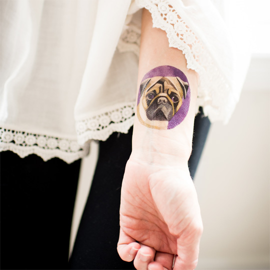 Татуировка переводная Sasha Unisex Pug Татуировка переводная Sasha Unisex PugПереводные татуировки<br>Sasha Unisex - создатель уникального стиля акварельной татуировки. Входит в TOP-10 лучших тату-художников в мире. Теперь ты можешь примерить её замечательные тату на себе!<br><br>В чем плюсы:<br> В упаковке одна переводная татуировка и инструкция на русском и английском языках. <br> Тату будет держаться до 10 дней, в зависимости от места её нанесения. <br> Выполнены из материалов, абсолютно безопасных для кожи, даже детской. <br> Татуировки влагоустойчивы, поэтому купания в душе или море им не помеха. <br> При нео...<br><br>Вес г: 3