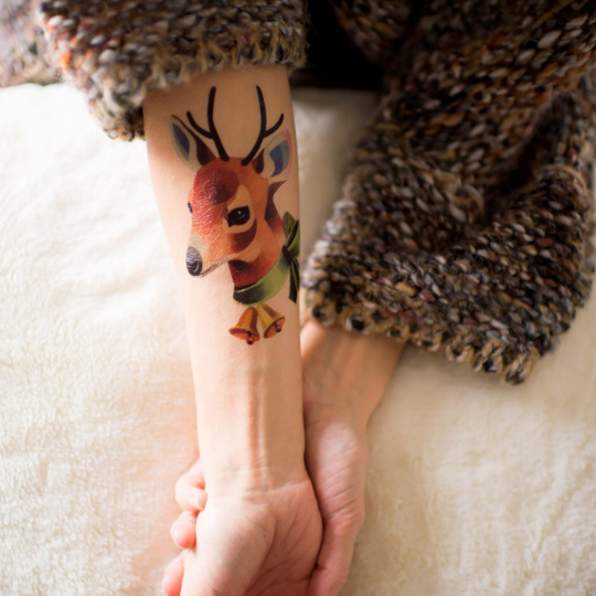 Татуировка переводная Sasha Unisex Deer Татуировка переводная Sasha Unisex DeerПереводные татуировки<br>Sasha Unisex - создатель уникального стиля акварельной татуировки. Входит в TOP-10 лучших тату-художников в мире. Теперь ты можешь примерить её замечательные тату на себе!<br><br>В чем плюсы:<br> В упаковке одна переводная татуировка и инструкция на русском и английском языках. <br> Тату будет держаться до 10 дней, в зависимости от места её нанесения. <br> Выполнены из материалов, абсолютно безопасных для кожи, даже детской. <br> Татуировки влагоустойчивы, поэтому купания в душе или море им не помеха. <br> При нео...<br><br>Вес г: 3