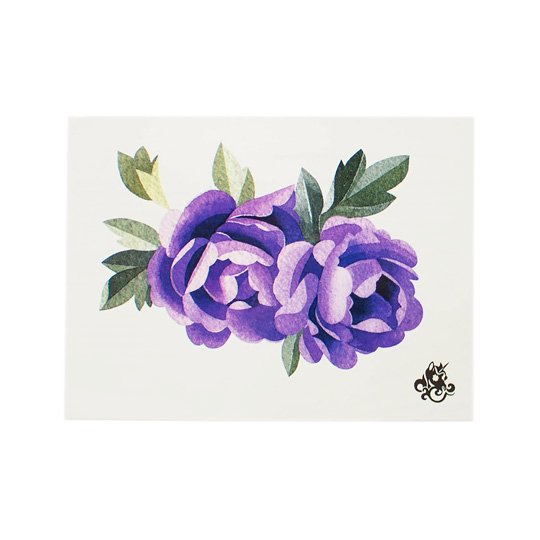 Татуировка переводная Sasha Unisex Purple peonies Татуировка переводная Sasha Unisex Purple peoniesПереводные татуировки<br>Sasha Unisex - создатель уникального стиля акварельной татуировки. Входит в TOP-10 лучших тату-художников в мире.<br>Теперь ты можешь примерить её замечательные тату на себе.<br><br><br>В чём плюсы:<br> В упаковке одна переводная татуировка и инструкция на русском и английском языках.<br> Эскиз каждой татуировки рисуется акварелью, после чего по уникальной технологии переносится на специальную основу.<br> Тату будет держаться до 10 дней, в зависимости от места её нанесения.<br> Выполнены из материалов, абсолютно без...<br><br>Вес г: 2