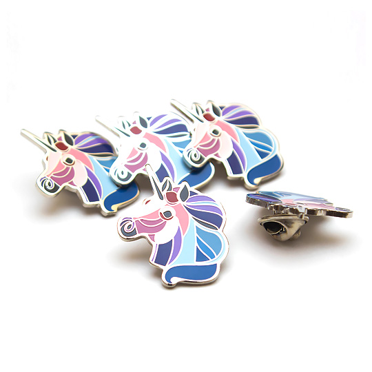 Брошь Sasha Unisex Classic Unicorn Брошь Sasha Unisex Classic UnicornБижутерия<br>Яркая и оригинальная брошка, которую хочется прикрепить сразу на рюкзак, пиджак, пенал, футболку, да куда угодно! <br><br>В чём плюсы:<br> Небольшая брошка, которая отлично дополнит повседневный наряд.<br> Оригинальный яркий дизайн станет изюминкой образа!<br> Крепится с помощью надежной металлической застежки.<br> Легкая как пёрышко!<br><br>Размер (ВхШхГ): 2,5 х 2 см.<br>Материал: металл.<br><br>Вес г: 5