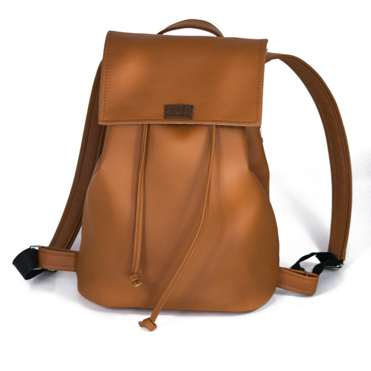 Рюкзак Light Collection / Карамельный Рюкзак Light Collection / КарамельныйРюкзаки<br>Стильный вместительный рюкзак добавит ярких красок в серые будни. Выполнен из экокожи и хлопка, а значит не один зверек ради него не пострадал. <br>Радуй не только себя, но и глаз прохожего :) <br><br>В чём плюсы:<br> Фактура поверхности точно имитирует натуральную кожу. <br> Внутри рюкзака <br>- большое и вместительное отделение; <br>- затягивается на шнурок и закрывается на магнитную кнопочку; <br>- игривая подкладка в белый горошек; <br> Стойкость к истиранию и разрыву сравнимая с лучшими образцами материалов как...<br><br>Цвет: Карамельный<br>Вес г: 516