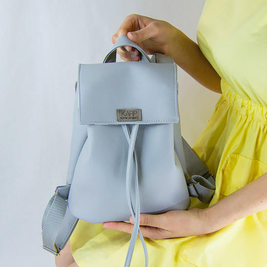 Рюкзак Light Collection mini / Светло-серый Рюкзак Light Collection mini / Светло-серыйРюкзаки<br>Специально для хрупких девушек, которые не носят с собой много вещей, но любят рюкзачки! Хоть он и невелик, вмещается в него достаточно много: скетчбук с карандашами, запасная кофточка, телефон, кошелёк, - а разве ещё что-нибудь нужно?)<br><br><br>В чём плюсы:<br> Фактура поверхности точно имитирует натуральную кожу. <br> Внутри рюкзака <br>- вместительное отделение;<br>- кармашек для телефона или ключей; <br>- затягивается на шнурок и закрывается на магнитную кнопочку; <br>- игривая подкладка в белый горошек; <br> Стой...<br><br>Цвет: Светло-серый<br>Вес г: 303