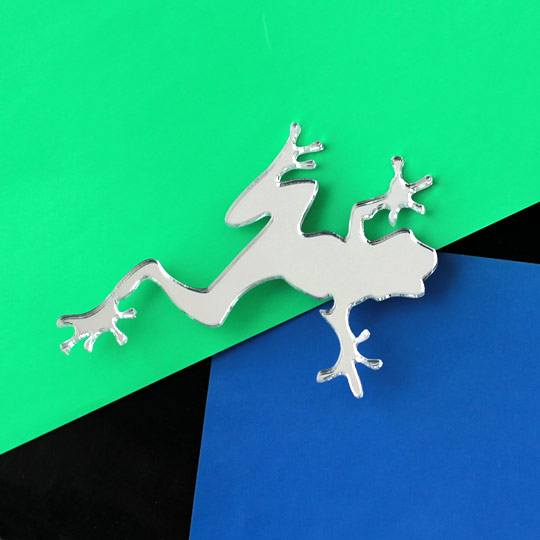 Брошь Frog / Зеркальный Брошь Frog / ЗеркальныйБижутерия<br>В чём плюсы: Ультрасовременная брошка в форме лягушки. Надёжно крепится на булавку, благодаря чему брошь не крутится вокруг своей оси. Брошка лёгкая, как пёрышко.Размер (ВхШхГ): 7,5 х 5,5 см.Материал: пластик.<br><br>Цвет: Зеркальный<br>Вес г: 2