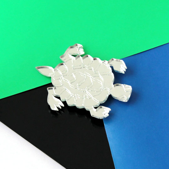 Брошь Turtle Брошь TurtleБижутерия<br>В чём плюсы: Ультрасовременная брошка в форме черепахи. Надёжно крепится на булавку, благодаря чему брошь не крутится вокруг своей оси. Брошка лёгкая, как пёрышко.Размер (ВхШхГ): 6 х 4,3 см.Материал: пластик.<br><br>Вес г: 5