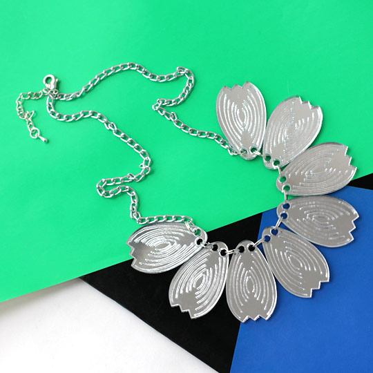 Колье Petals Колье PetalsБижутерия<br>В чём плюсы: Колье с зеркальными лепетсками прекрасного цветка на цепочке. Надёжная застёжка. Будет отлично смотреться с http:www.pichshop.ruproduct325564aslet-petals этим браслетом.Размер (ВхШхГ): длина 50 см, высота лепестка 3,5 см.Материал: пластик, металл.<br><br>Вес г: 20