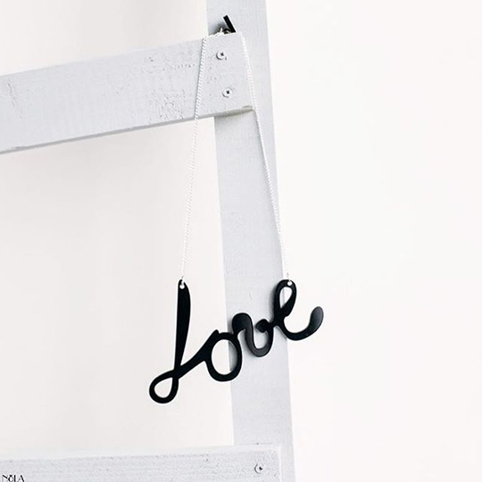 Колье Love Колье LoveБижутерия<br>В чём плюсы:<br> Колье с надписью Love подойдет любой девушке!<br> Надёжная застёжка.<br> Колье легкое, как пёрышко!<br>Размер (ВхШхГ): длина 45 см, высота буквы L -7 см, остальных - 3 см. <br>Материал: пластик, металл.<br><br>Вес г: 9