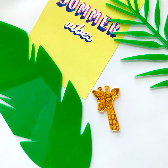 Брошь Giraffe Брошь GiraffeБижутерия<br>В чём плюсы:<br> Оригинальная брошка украсит и дополнит любой образ!<br> Надёжно крепится на булавку, благодаря чему брошь не крутится вокруг своей оси.<br> Металлический замочек не даст тебе потерять брошку.<br> Можно прикрепить на шапку, свитер, пенал или шарф - все ограничивается только твоей фантазией.<br> Брошка лёгкая, как пёрышко.<br><br>Размер: 6 х 3,5 см.<br>Материал: пластик, металл.<br><br>Вес г: 12
