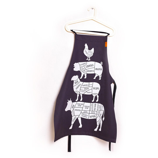 Фартук The Butcher Cuts Фартук The Butcher CutsФартуки, полотенца, прихватки<br>Этот фартук идеально подойдет не только для истинных мастеров мясного дела, но и тем, кто только начинает свой путь в большую кулинарию!<br>Полезный принт на фартуке поможет новичкам не потеряться в море наименований. Изделие выполнено из полностью натурального материала и создано для того, чтобы защитить тебя на бескрайних просторах кухни.<br>Правильный фартук создаст тебе прекрасное настроение! А это больше половины успеха.<br><br><br><br>В чём плюсы:<br> Оригинальный дизайн превратит рутинные занятия на кухне в...<br><br>Вес г: 154
