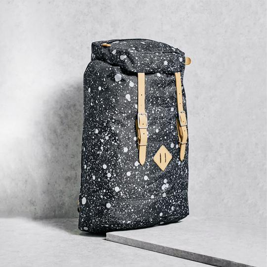 Рюкзак The Pack Society Premium / Black Spatters Рюкзак The Pack Society Premium / Black Spatters3000 - 5000 р.<br>Удобный и вместительный рюкзак подойдет как для коротких прогулок, так и для выездов за город. Он заботливо будет хранить твой ноутбук, все необходимые вещи и приятные мелочи, которые понадобятся тебе в дороге.<br>А благодаря мягким лямкам спина не почувствует усталости!<br><br><br>В чём плюсы:<br> Объем рюкзака 16 л.<br> Выполнен из прочной ткани с водоотталкивающей обработкой.<br> Вместительное основное отделение с клапаном на двух регулируемых ремешках.<br> У рюкзака очень много кармашков - всем мелочам найдется ...<br><br>Дизайн: Black Spatters<br>Вес г: 663