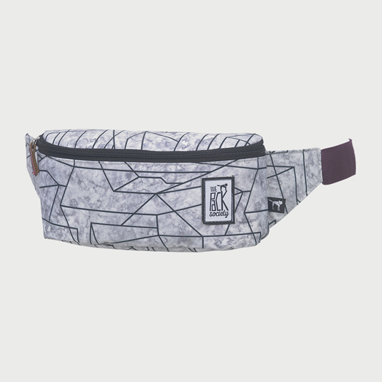 Сумка поясная The Pack Society Bum Bag / Geometric Marble Сумка поясная The Pack Society Bum Bag / Geometric MarbleСумки и клатчи<br>Стильная поясная сумка (банан!) позволит тебе хранить самые необходимые и ценные вещи при себе, оставаясь мобильным.<br>Вероятно даже, что скорость твоего перемещения из точки А в точку В возрастет! А это очень важно при городском ритме жизни.<br><br><br>В чём плюсы:<br> Выполнена из прочной ткани с водоотталкивающей обработкой.<br> Вместительное основное отделение на молнии.<br> Нейтральная расцветка подойдет под любой образ и сезон.<br> Очень удобна в путешествиях и долгих пеших переходах.<br><br><br>Размер (ВхШхГ): 10...<br><br>Дизайн: Geometric Marble<br>Вес г: 135