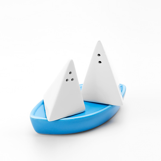 Набор солонка и перечница Sail Boat Набор солонка и перечница Sail BoatСкоро!<br>В чём плюсы:<br> Креативный дизайн в виде двух парусной яхты.<br> Для удобства отличия у одного паруса два отверстия для насыпания специи, а у другого - три.<br> Яркая подставка для специй не даст им затеряться на столе.<br> Станет акцентом в сервировке любого стола. <br> Набор изготовлен из качественной керамики.<br> Насыпать специи в емкость можно через отверстие внизу каждого паруса.<br>Размер: 12 х 8,5 х 5,5 см.<br>Материал: керамика.<br><br>Вес г: 258