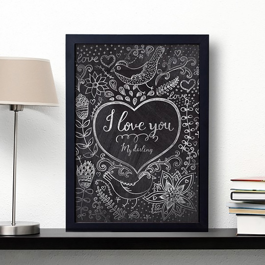 Постер I love you Постер I love youКарты и постеры<br>Стильный авторский принт иллюстратора, выполненный в стиле черной меловой доски, с цветочными узорами и птичками, найдет место в вашем сердце и интерьере и станет замечательным подарком с признанием в любви.<br><br>Внимание! Рамка в набор не входит.<br><br>В чём плюсы: <br> Постер напечатан на качественной и плотной бумаге. <br> Можно подобрать под него любую рамочку. <br> Отлично будет смотреться как на стене, так и на столике или комоде.<br> Такой постер привнесет новую жизнь в привычный интерьер, добавит уюта и ...<br><br>Вес г: 168