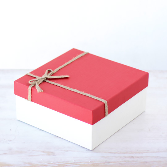 Коробка подарочная Red Surprise / L Коробка подарочная Red Surprise / LКоробки, пакеты, бирки<br>Каждому из нас было бы приятно получить долгожданный подарок, но еще приятнее - сохранить интригу и продлить удовольствие предвкушения сюрприза! Добавив к своему подарку яркую коробочку, ты даришь близкому человеку возможность угадать, что внутри, а вместе с этим - эмоции приятной неизвестности :)<br><br><br>В чём плюсы:<br> Яркая картонная коробочка с крышкой.<br> Внутри коробка белая в черную клетку.<br> Отлично подойдет для упаковки вкусностей, особенно если на дно положить наполнитель.<br> Крышка плотно прилег...<br><br>Размер: L<br>Вес г: 351