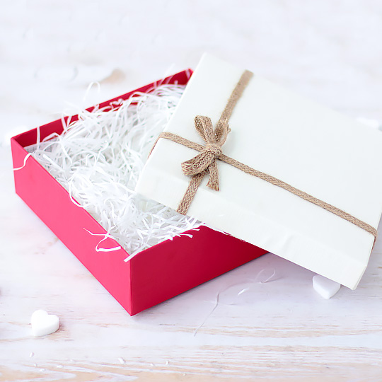 Коробка подарочная White Surprise / S Коробка подарочная White Surprise / SКоробки, пакеты, бирки<br>Каждому из нас было бы приятно получить долгожданный подарок, но еще приятнее - сохранить интригу и продлить удовольствие предвкушения сюрприза! Добавив к своему подарку яркую коробочку, ты даришь близкому человеку возможность угадать, что внутри, а вместе с этим - эмоции приятной неизвестности :)<br><br><br>В чём плюсы:<br> Яркая картонная коробочка с крышкой.<br> Внутри коробка белая в черную клетку.<br> Отлично подойдет для упаковки вкусностей, особенно если на дно положить наполнитель.<br> Крышка плотно прилег...<br><br>Размер: S<br>Вес г: 213