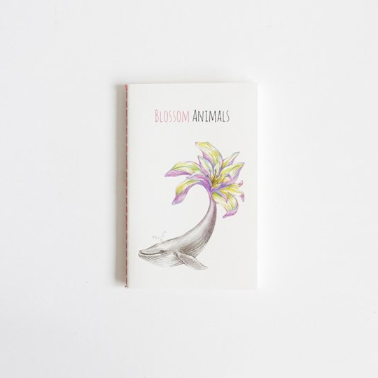 Тетрадь Blossom Animals / Whale Тетрадь Blossom Animals / WhaleТетради<br>В чём плюсы:<br> В тетради 48 страниц в линейку.<br> Ширина линейки 7 мм.<br> Вдохновляющий принт на обложке.<br><br>Размер (ВхШхГ): 14 х 9 х 0,4 см.<br>Материал: бумага.<br><br>Дизайн: Whale<br>Вес г: 37