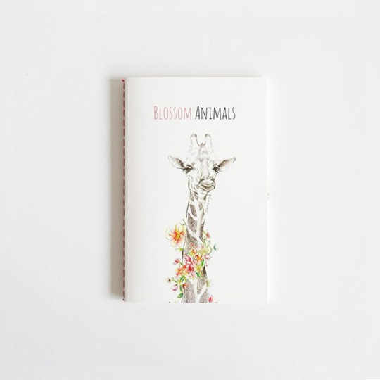 Тетрадь Blossom Animals / Giraffe Тетрадь Blossom Animals / GiraffeТетради<br>В чём плюсы:<br> В тетради 48 страниц в линейку.<br> Ширина линейки 7 мм.<br> Вдохновляющий принт на обложке.<br><br>Размер (ВхШхГ): 14 х 9 х 0,4 см.<br>Материал: бумага.<br><br>Дизайн: Giraffe<br>Вес г: 36