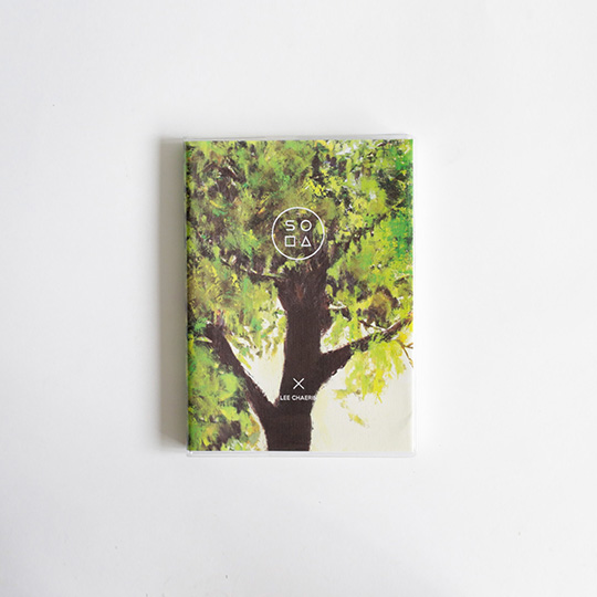 Блокнот Canvas / Tree Блокнот Canvas / TreeНелинованные<br>В чём плюсы:<br> В блокноте 192 страницы.<br> Все страницы без линовки, поэтому в блокноте можно всё: рисовать, писать заметки, строить схемы и диаграммы.<br> Вдохновляющий принт на обложке.<br> В комплекте прозрачная плотная обложка из ПВХ для защиты от грязи, жидкости, замятий и царапин.<br><br>Размер (ВхШхГ): 21 х 15 х 1,5 см.<br>Материал: бумага.<br><br>Дизайн: Tree<br>Вес г: 392