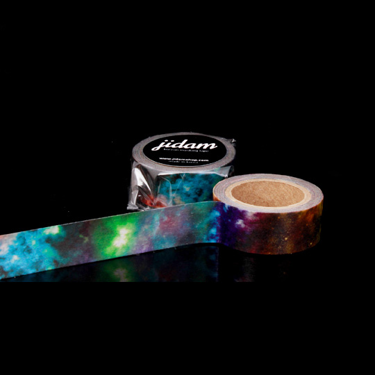 Скотч декоративный Galaxy Скотч декоративный GalaxyДекоративные скотчи<br>Действительно классный подарок любому любителю покреативить, будь то твой друг или ты сам! Художественный скотч поможет украсить любую поверхность вокруг, просто доверься своей фантазии и поймай вдохновение!<br><br>В чём плюсы:<br> Длина скотча - 7 метров.<br> Сделан из приятной на ощупь бумаги, скотч можно без труда оторвать руками, но при этом материал достаточно прочный и не порвётся без твоего желания.<br> Миллион идей для творчества: красивым скотчем можно украшать обложки книг, тетрадей или учебников, о...<br><br>Вес г: 7
