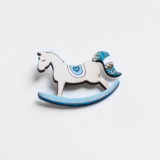 Брошь Hobbyhorse Брошь HobbyhorseБижутерия<br>Оригинальная и яркая брошка будет цветным акцентом твоего хорошего дня, отразит индивидуальность и бесспорно поднимет настроение тебе и окружающим!<br>В чём плюсы:<br> Небольшая брошка, которая весело дополнит повседневный образ.<br> Каждая брошь делается вручную, а значит может немного отличаться от фото.<br> Крепится с помощью надежной металлической застежки.<br> Брошка приятная на ощупь, ведь сделана из качественного дерева. <br> Можно приколоть на свитер, кофту, шапку, шарф, сумку или пенал.<br><br>Размер (ВхШхГ...<br><br>Вес г: 3
