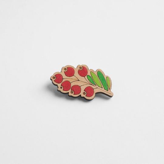 Áðîøü Twig / Rowan Áðîøü Twig / RowanÁèæóòåðèÿ<br>Îðèãèíàëüíàÿ è ÿðêàÿ áðîøêà áóäåò öâåòíûì àêöåíòîì òâîåãî õîðîøåãî äíÿ, îòðàçèò èíäèâèäóàëüíîñòü è áåññïîðíî ïîäíèìåò íàñòðîåíèå òåáå è îêðóæàþùèì!<br> ÷¸ì ïëþñû:<br> Íåáîëüøàÿ áðîøêà, êîòîðàÿ âåñåëî äîïîëíèò ïîâñåäíåâíûé îáðàç.<br> Êàæäàÿ áðîøü äåëàåòñÿ âðó÷íóþ, à çíà÷èò ìîæåò íåìíîãî îòëè÷àòüñÿ îò ôîòî.<br> Êðåïèòñÿ ñ ïîìîùüþ íàäåæíîé ìåòàëëè÷åñêîé çàñòåæêè.<br> Áðîøêà ïðèÿòíàÿ íà îùóïü, âåäü ñäåëàíà èç êà÷åñòâåííîãî äåðåâà. <br> Ìîæíî ïðèêîëîòü íà ñâèòåð, êîôòó, øàïêó, øàðô, ñóìêó èëè ïåíàë.<br><br>Ðàçìåð (ÂõØõÃ...<br><br>Äèçàéí: Rowan<br>Âåñ ã: 3