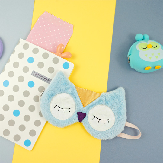 Маска для сна Blue Owl Маска для сна Blue OwlКосметички и маски для сна<br>Тепло, любовь и самое праздничное настроение собрано в маленькой коробочке и крепко перевязано лентой, чтобы добраться до тебя в целости.<br>Плюшевая маска для сна принесет тебе сладкие сновидения и, без сомнения, будет поднимать настроение по утрам каждый день тебе и твоим близким!<br><br><br>В чём плюсы:<br> Внутри коробочки маска на мякгой подложке из наполнителя и очаровательная декоративная прещепка.<br> Обратная сторона выполнена фланели, которая приятная к коже и никак не помешает сну.<br> Хорошо прилегает ...<br><br>Вес г: 120