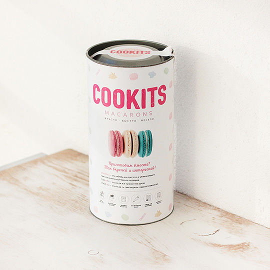 Набор для приготовления пирожных макарон Cookits Набор для приготовления пирожных макарон CookitsНовогодние сладости<br>С этим набором ты быстро и увлекательно научишься готовить один из самых известных французских десертов! Сэкономь время на подборе ингредиентов и поиске рецептов, это сделали за тебя!<br><br><br>В чём плюсы:<br> Весь набор в одной красивой баночке!<br> В набор входит:<br> -смесь для теста<br> -бельгийский шоколад<br> -пищевые красители<br> -кондитерский мешок<br> -коврик для выпекания<br> -поварской колпак<br> -брошюра с рецептом<br> Благодаря коврику для выпечки, получаются одинаковыми и не растекаются.<br> Изготовлен из каче...<br><br>Вес г: 564