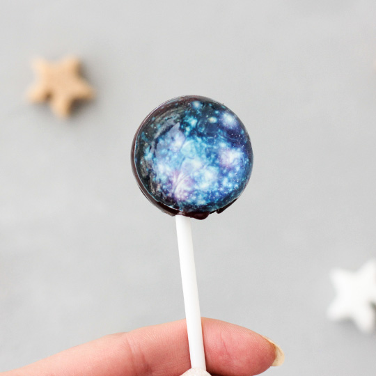 Леденец Cosmos / Milky Way Леденец Cosmos / Milky WayШоколад, конфеты<br>До открытого космоса 2 часа езды на машине вертикально вверх. К чему такие сложности? Леденец, в котором живем маленькая частичка космического пространства, будет отличной альтернативой<br>громоздким скафандрам и множественным перегрузкам. Открой дома маленькую галактику :)<br><br><br>В чём плюсы:<br> Космический леденец создан вручную, поэтому изображение галактики может немного отличаться от той, что на фото.<br> Основной ингредиент леденца - изомальт. Он полезнее сахара, является низкокалорийным и диетическим...<br><br>Дизайн: Milky Way<br>Вес г: 31
