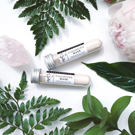 Маска для лица Cleansing / Ромашка, лайм Маска для лица Cleansing / Ромашка, лаймУход за лицом<br>Сухая маска от бренда Laboratorium - это смесь глин, пудр, молотых специй, лепестков, цветов и трав, при производстве <br>которых используется только натуральное органическое сырье, а также минимизируется использование консервантов и не используются ароматизаторы, продукты животного происхождения.<br><br><br>В чём плюсы:<br> Способ применения Маски:<br>1. Разводи маску непосредственно перед применением.<br>2. Небольшое количество порошка (примерно 1 чайную ложку) высыпи в емкость и добавь воду (молоко, сливки, гр...<br><br>Вкус: Ромашка, лайм<br>Вес г: 38