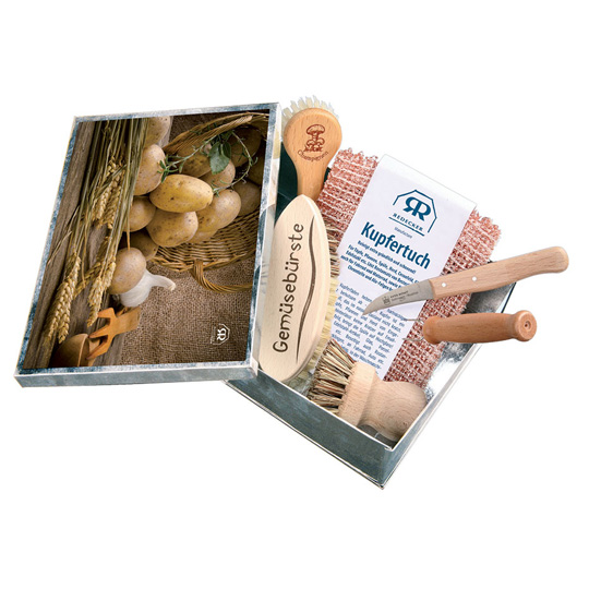 Набор для чистки овощей Peel / Potato Набор для чистки овощей Peel / PotatoРазделочные доски и ножи<br>Набор для чистки овощей, который пригодится каждому, кто любит и умеет готовить! Все необходимые инструменты помещаются в одной металлической коробке с крышкой. <br><br>В чём плюсы:<br> В набор входят:<br>- щетка для чистки грибов<br>- вилочка для горячего картофеля<br>- нож-пиллер для отварных овощей<br>- щетка для чистки овощей<br>- щётка для чистки кастрюли<br>- медные тряпочки для уборки.<br> Теперь такие процессы, как чистка горячего картофеля или отварных овощей не принесут лишних забот.<br> Все инструменты выполнен...<br><br>Дизайн: Potato<br>Вес г: 613