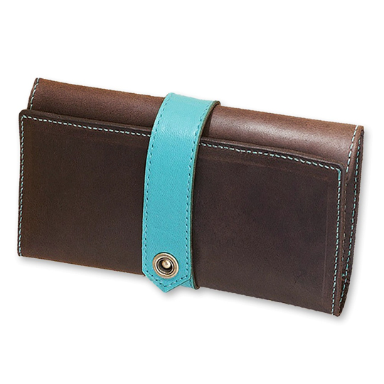 Кошелек Purse / Орех-тиффани Кошелек Purse / Орех-тиффаниКошельки<br>Лаконичный и стильный аксессуар, станет настоящей находкой для людей влюбленных в моду.<br>Портмоне сделанное вручную, будет надежно хранить самые важные для тебя вещи. А еще с ним очень приятно прогуляться на легке, <br>оставив тяжелую сумку дома.<br><br><br>В чём плюсы:<br> В портмоне: <br>- одно отделение для банкнот<br>- 4 отделения для карточек и визиток<br>- отделение для мобильного телефона<br>- кармашек для мелочи<br> Портмоне сделано вручную из натуральной кожи.<br> При желании портмоне можно использовать, как мини...<br><br>Цвет: Орех-тиффани<br>Вес г: 166