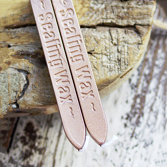 Сургуч Sealing Wax / Шампань Сургуч Sealing Wax / ШампаньСкоро!<br>Выражение за семью печатями хорошо знакомо всем. Но знаешь ли ты, что эти семь печатей были изготовлены из сургуча и служили надежной защитой для сохранения тайн и секретов важных документов? <br> <br>В чём плюсы: <br> Сургуч с фитилем золотого цвета. <br> Блестит и переливается, как миллион кристалликов. <br> Одной свечи хватает на 10-12 оттисков печати диаметром 25 мм.<br> Благодаря добавлению в сургуч воска, он не ломается и не трескается.<br> Сургучом ты можешь запечатать письмо, украсить подарок, открытку ил...<br><br>Цвет: Шампань<br>Вес г: 13