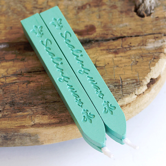 Сургуч Sealing Wax / Мятный Сургуч Sealing Wax / МятныйСкрапбукинг<br>Выражение за семью печатями хорошо знакомо всем. Но знаешь ли ты, что эти семь печатей были изготовлены из сургуча и служили надежной защитой для сохранения тайн и секретов важных документов? <br> <br>В чём плюсы: <br> Одна палочка сургуча с фитилем мятного цвета.<br> Блестит и переливается, как перламутр.<br> Одной свечи хватает на 10-12 оттисков печати диаметром 25 мм.<br> Благодаря добавлению в сургуч воска, он не ломается и не трескается.<br> Сургучом ты можешь запечатать письмо, украсить подарок, открытку или...<br><br>Цвет: Мятный<br>Вес г: 13