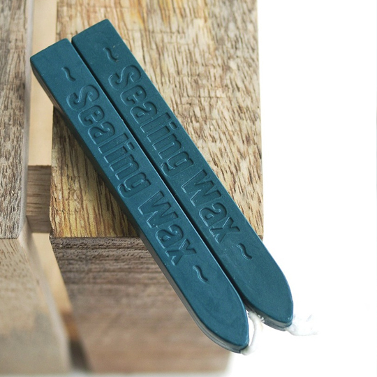 Сургуч Sealing Wax / Dark Green Сургуч Sealing Wax / Dark GreenСкрапбукинг<br>Выражение за семью печатями хорошо знакомо всем. Но знаешь ли ты, что эти семь печатей были изготовлены из сургуча и служили надежной защитой для сохранения тайн и секретов важных документов? <br> <br>В чём плюсы: <br> Одна палочка сургуча с фитилем зеленого цвета.<br> Одной свечи хватает на 10-12 оттисков печати диаметром 25 мм.<br> Благодаря добавлению в сургуч воска, он не ломается и не трескается.<br> Сургучом ты можешь запечатать письмо, украсить подарок, открытку или приглашение, ну или просто налепить его...<br><br>Цвет: Dark Green<br>Вес г: 13