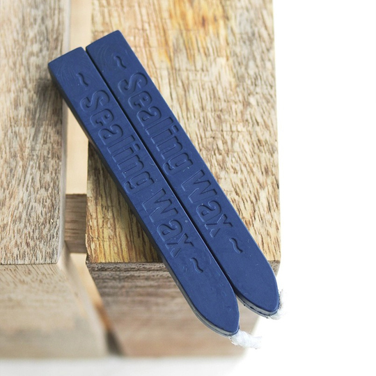 Сургуч Sealing Wax / Navy Сургуч Sealing Wax / NavyСкрапбукинг<br>Выражение за семью печатями хорошо знакомо всем. Но знаешь ли ты, что эти семь печатей были изготовлены из сургуча и служили надежной защитой для сохранения тайн и секретов важных документов? <br> <br>В чём плюсы: <br> Одна палочка сургуча с фитилем синего цвета.<br> Одной свечи хватает на 10-12 оттисков печати диаметром 25 мм.<br> Благодаря добавлению в сургуч воска, он не ломается и не трескается.<br> Сургучом ты можешь запечатать письмо, украсить подарок, открытку или приглашение, ну или просто налепить его т...<br><br>Цвет: Navy<br>Вес г: 13