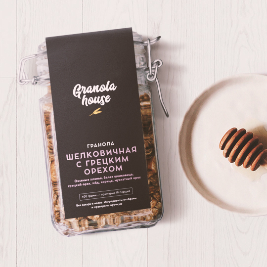 Гранола Granola House / Шелковичная с грецком орехом Гранола Granola House / Шелковичная с грецком орехом500 - 1000 р.<br>Гранола это мюсли запеченные до хруста. Готовится по классическому рецепту только из качественных продуктов, без масла, муки, сахара, ароматизаторов и клейстеров. Это находка для тех, кто следит за здоровьем, правильным питанием и ведёт здоровый образ жизни!<br><br><br>В чём плюсы:<br> В баночке 400 грамм хрустящей гранолы.<br> В составе только натуральные продукты: овсянка, орехи, мёд, пряности и больше ничего!<br> Шелковичная гранола понравится сладкоежкам. Это натуральная сладость шелковицы и мёда без доба...<br><br>Вкус: Шелковичная с грецком орехом<br>Вес г: 1159