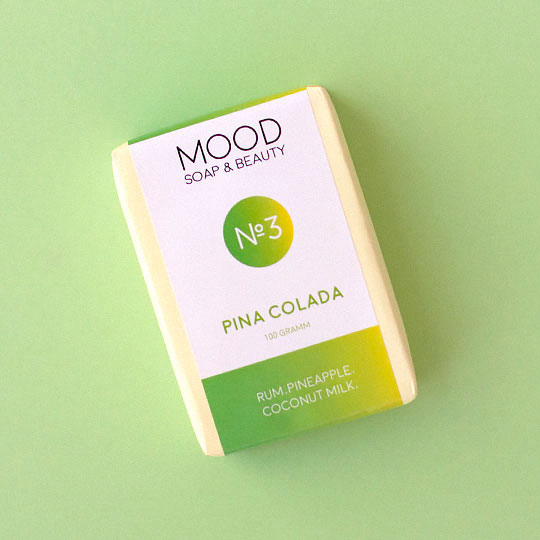 Мыло Good mood / Pina Colada Мыло Good mood / Pina ColadaМыло, гели для душа и соли для ванн<br>Гордость Пуэрто-Рико - наша гордость. Белоснежные пляжи и пьянящие ароматы. Каждый нуждается в Настроении №3.<br><br><br>В чём плюсы:<br> Натуральное мыло с ароматом Пина Колады (ром, ананас, кокосовое молоко).<br> Мыло не содержит SLS и парабенов, а значит совершенно безвредно для кожи.<br> Хорошо пенится и оставляет на чистых руках приятных ненавязчивый аромат.<br> Ванная комната больше не нуждается в ароматизаторе!<br> Запаковано в приятную картонную коробочку.<br><br><br>Материал: натуральное мыло.<br><br>Вкус: Pina Colada<br>Вес г: 100