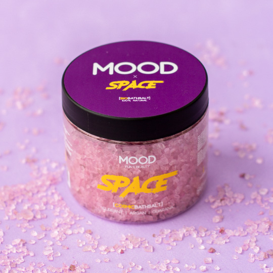 Соль для ванны Yummy / Space Соль для ванны Yummy / SpaceСоль для ванн<br>После тяжелого дня хочется расслабиться и набраться сил. Что, если не горячая ванная, поможет тебе хорошенько отдохнуть и порелаксировать? А если добавить в нее ароматной соли для ванн.. это уже совсем другая история - просто попробуй!<br><br>В чём плюсы:<br> Научная фантастика в чистом виде!<br> Черная смородина помогает сужать поры.<br> Экстракт личи стимулирует выработку<br>гиалуроновой кислоты.<br> Гуарана обладает мощным антицеллюлитным<br>действием и эффективно расщепляет нежелательные подкожные отложения.<br> П...<br><br>Аромат: Space<br>Вес г: 422