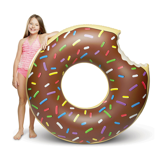 Круг надувной Donut / Chocolate Круг надувной Donut / ChocolateДля пляжа<br>Бегом на пляж! И не забудь взять с собой веселый надувной круг. Иначе, как ты собираешься зависать на волнах беззаботного расслабления? С таким летним аксессуаром ты будешь звездой любого пляжа!<br><br>В чём плюсы:<br> Надувной круг в виде шоколадного пончика.<br> Круг гигантский, сделан из прочного винила и может выдержать до 100 кг! Поэтому запросто можно позвать друзей плавать вместе.<br> Подходит как для детей, так и для взрослых.<br> Благодаря современной печати, круг не выцветает от лучей ультрафиолета, и...<br><br>Цвет: Chocolate<br>Вес г: 774