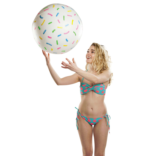 Мяч надувной Ball / Donut Hole Мяч надувной Ball / Donut HoleДля пляжа<br>В чём плюсы:<br> Надувной мяч с забавным принтом.<br> Благодаря современной печати, мяч не выцветает от лучей ультрафиолета, и надолго <br>сохраняет яркие краски.<br> Конечно же, подходит для игры на пляже и на улице.<br> Надувается силой легких, насос не обязателен.<br>Размер: в надутом состоянии - 51 х 51 х 47 см; в упаковке - 22 х 30 х 3 см.<br>Материал: винил.<br><br>Дизайн: Donut Hole<br>Вес г: 196