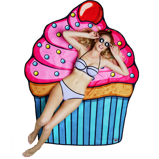 Покрывало пляжное Sweetness / Cupcake Покрывало пляжное Sweetness / CupcakeДля пляжа<br>Бегом на пляж! И не забудь взять с собой пляжное покрывало. Чтобы приставучий песок не застал врасплох, расстели покрывало и наслаждайся согревающими солнечными лучами.<br><br><br>В чём плюсы:<br> Пляжное покрывало в виде капкейка.<br> Легкий и приятный на ощупь материал подарит максимальный комфорт.<br> Можно использовать еще и в качестве пляжного полотенца, так как тыльная сторона изделия сделана из мягкой ткани, хорошо впитывающей влагу.<br>Размер: без упаковки - 130 х 152 х 2 см; в упаковке - 25,5 х 25,5 х 5...<br><br>Дизайн: Cupcake<br>Вес г: 478