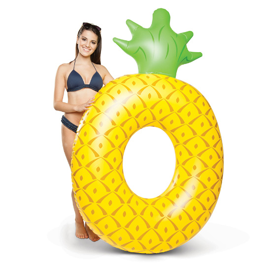 Круг надувной Pineapple Круг надувной PineappleНадувные круги и мячи<br>Бегом на пляж! И не забудь взять с собой веселый надувной круг. Иначе, как ты собираешься зависать на волнах беззаботного расслабления? С таким летним аксессуаром ты будешь звездой любого пляжа!<br><br>В чём плюсы:<br> Надувной круг в виде ананаса.<br> Круг гигантский, сделан из прочного винила и может выдержать до 100 кг! Поэтому запросто можно позвать друзей плавать вместе.<br> Подходит как для детей, так и для взрослых.<br> Благодаря современной печати, круг не выцветает от лучей ультрафиолета, и надолго <br>со...<br><br>Вес г: 1049