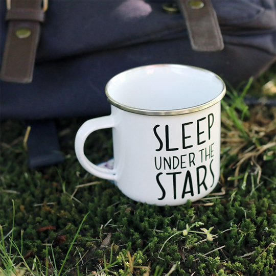 Кружка Sleep Under the Stars Кружка Sleep Under the StarsЧашки, кружки<br>Стилизованные под советские эмалированные кружки для отчаянных путешественников и любителей походной романтики у костра. Внешний аутентичный вид и мотивирующая надпись переносят тебя в уютный круг у костра со старыми добрыми песнями под гитару.<br><br><br>В чём плюсы:<br> Объем чашки - 0,33 л.<br> Минималистичный аутентичный дизайн.<br> На кружке имеются небольшие декоративные потертости, которые придают ей еще больший реализм.<br> Удобная форма и ручка.<br><br>Размер: диаметр донышка 8,5 см; высота - 8 см.<br>Материа...<br><br>Вес г: 116