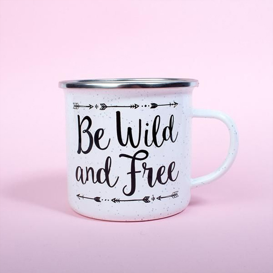 Кружка Be Wild and Free Кружка Be Wild and FreeЧашки, кружки<br>Стилизованные под советские эмалированные кружки для отчаянных путешественников и любителей походной романтики у костра. Внешний аутентичный вид и мотивирующая надпись переносят тебя в уютный круг у костра со старыми добрыми песнями под гитару.<br><br><br>В чём плюсы:<br> Объем чашки - 0,33 л.<br> Минималистичный аутентичный дизайн.<br> На кружке имеются небольшие декоративные потертости, которые придают ей еще больший реализм.<br> Удобная форма и ручка.<br><br>Размер: диаметр донышка 8,5 см; высота - 8 см.<br>Материа...<br><br>Вес г: 110