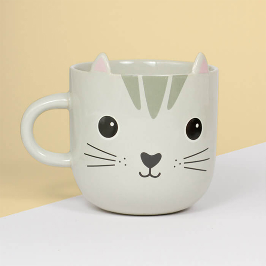 Кружка Nori Cat Кружка Nori CatЧашки, кружки<br>Ни один любитель чая не сможет устоять перед этой очаровательной чашечкой! С ней каждое утро будет бодрым, а настроение в течении всего дня - прекрасным.<br><br><br>В чём плюсы:<br> Объем кружки - 500 мл.<br> Сделана из качественной керамики.<br> Кружка сделана в виде мордочки умилительного котенка.<br> Можно мыть в посудомоечной машине и использовать в микроволновой печи. <br> Удобная форма и ручка. <br><br>Размер: ширина (включая ручку) 13 см; высота 10 см; глубина- 9,5 см.<br>Материал: керамика.<br><br>Вес г: 440