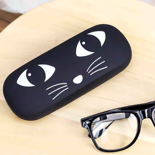 Футляр для очков Black Cat Футляр для очков Black CatУпаковка вещей<br>Манящий кошачий взгляд сводит с ума и покоряет! С этим чехлом твой взгляд будет притягательным и загадочным как в очках, так и без них - просто держи глазастый кейс в сумочке :)<br><br>В чём плюсы:<br> Футляр для очков с покрытием soft touch.<br> Кокетливое изображение кошачьей мордочки на лицевой стороне.<br> Сохранит в безопасности и чистоте твои очки, защити от случайных механических повреждений и царапин в сумке.<br> Кейс вместительный; в него поместятся практически любые очки и тряпочка для протирания стеко...<br><br>Вес г: 115